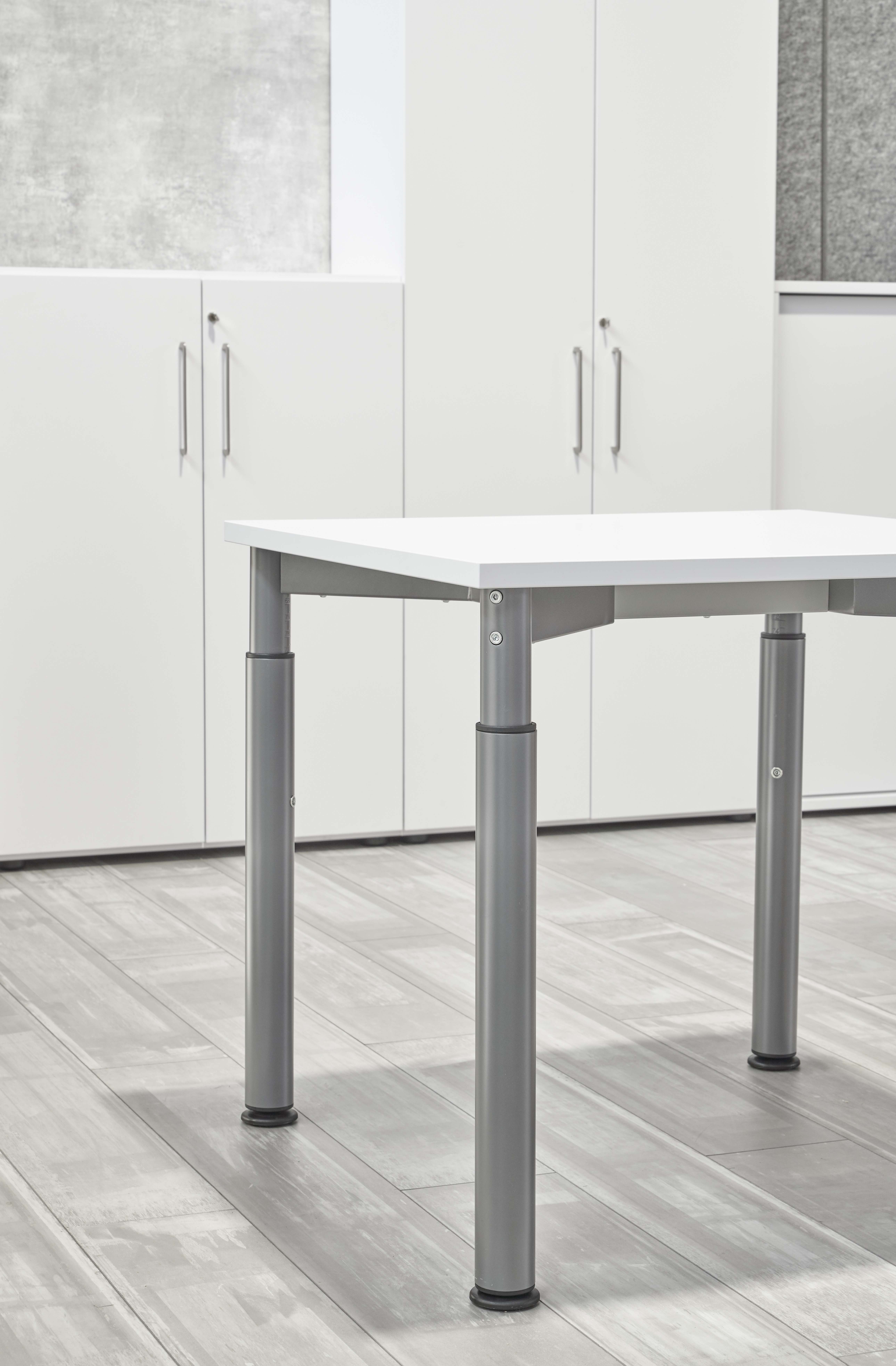 Schreibtisch 4Fuß-rd.80x80cm Weiß/Silber