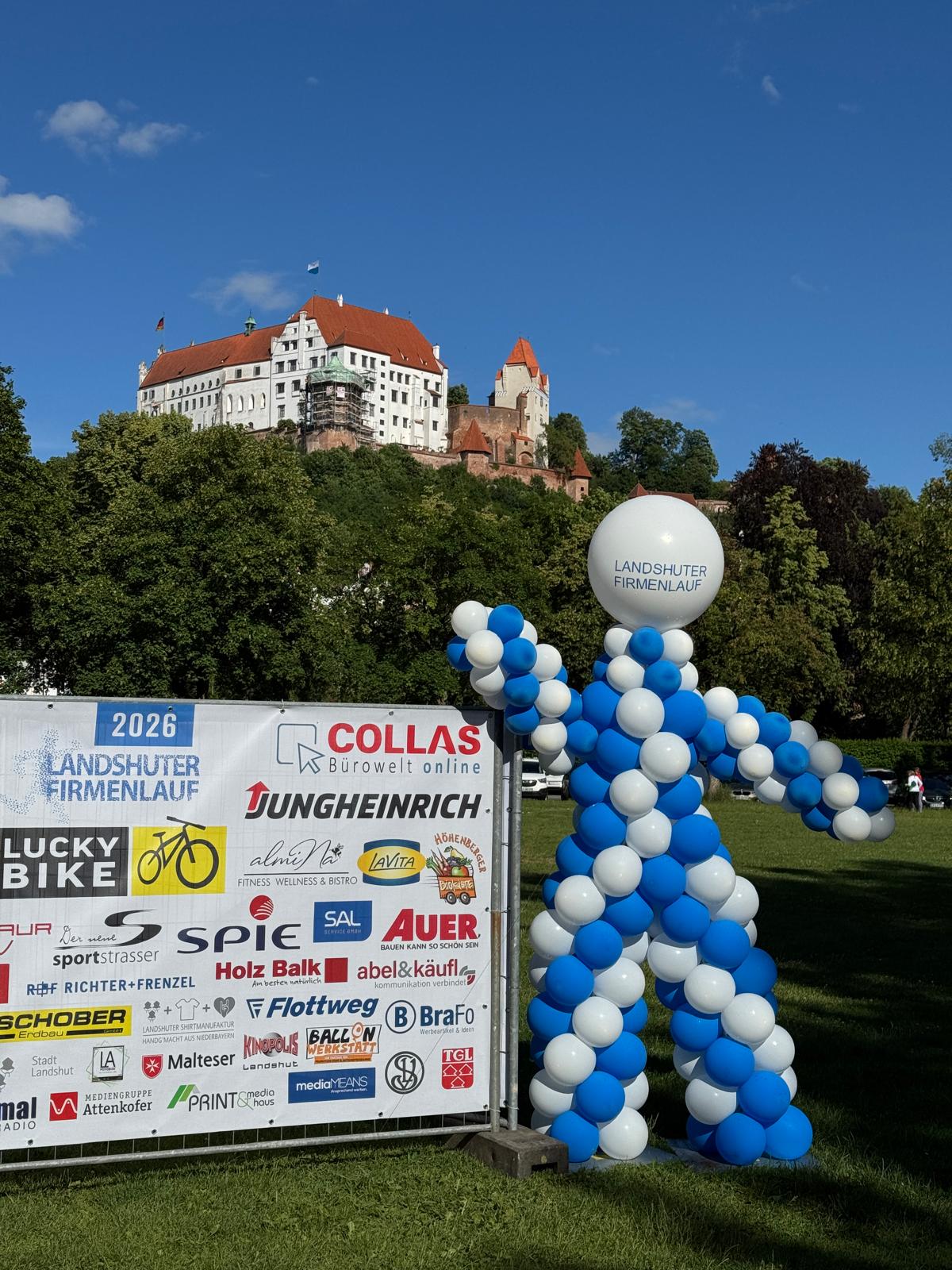 Sponsorenbanner beim 10. Landshuter Firmenlauf 2026 mit COLLAS Bürowelt als Hauptsponsor – Burg Trausnitz im Hintergrund