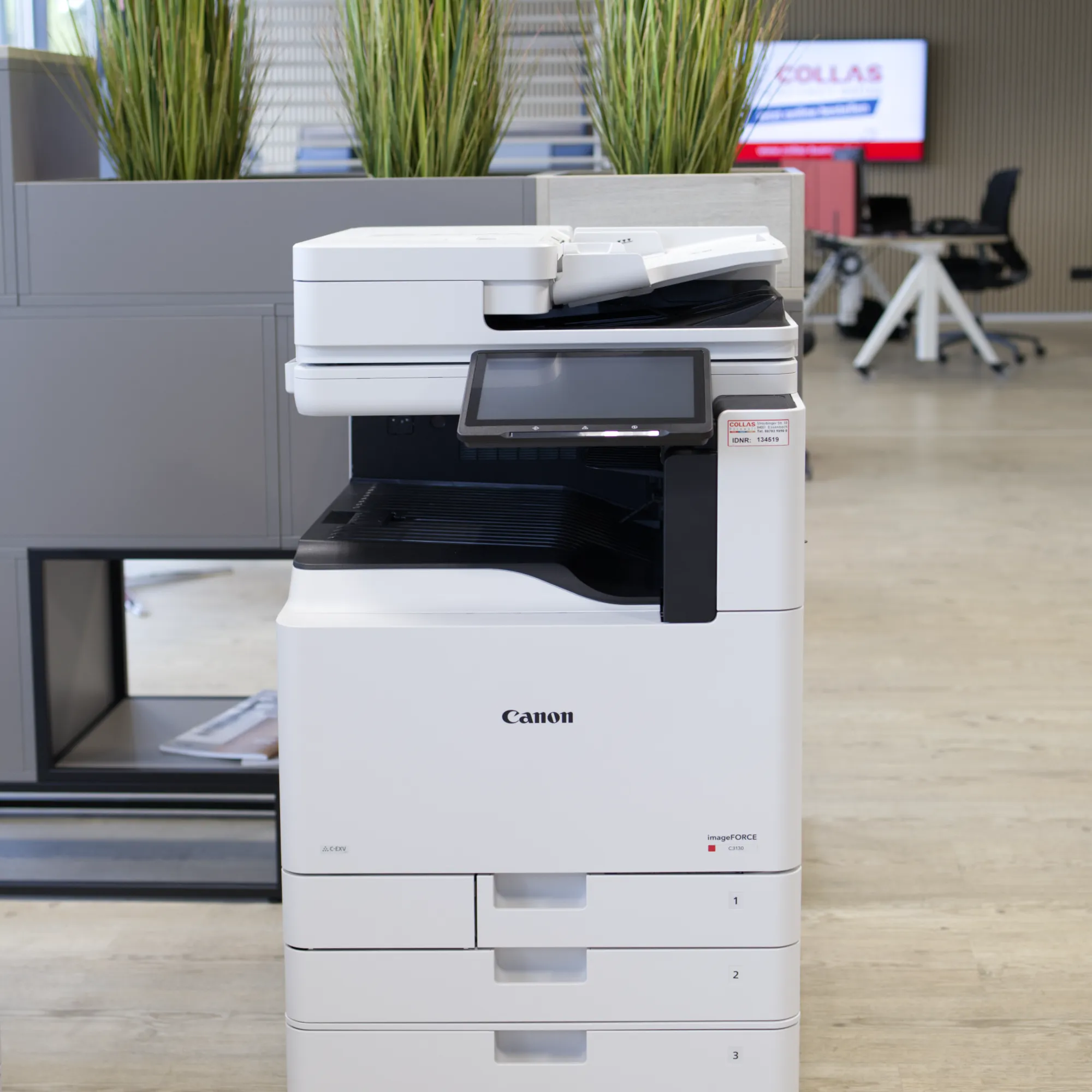 Weißer Canon Kopierer, Frontalansicht in Showroom