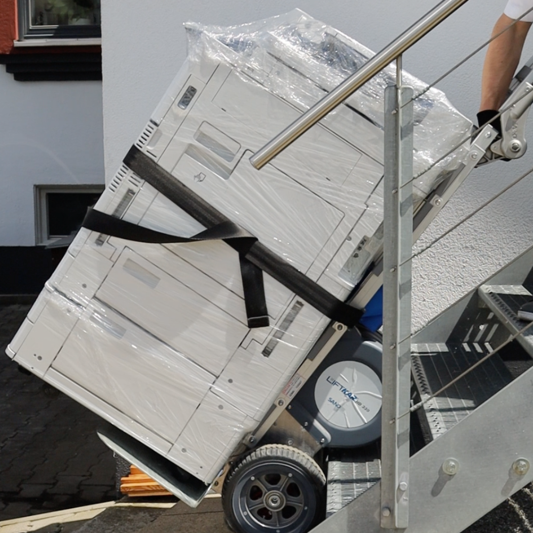 Abbau eines alten, überdimensionierten A3-Kopierers bei einer Zimmerei mit einem Treppensteiger