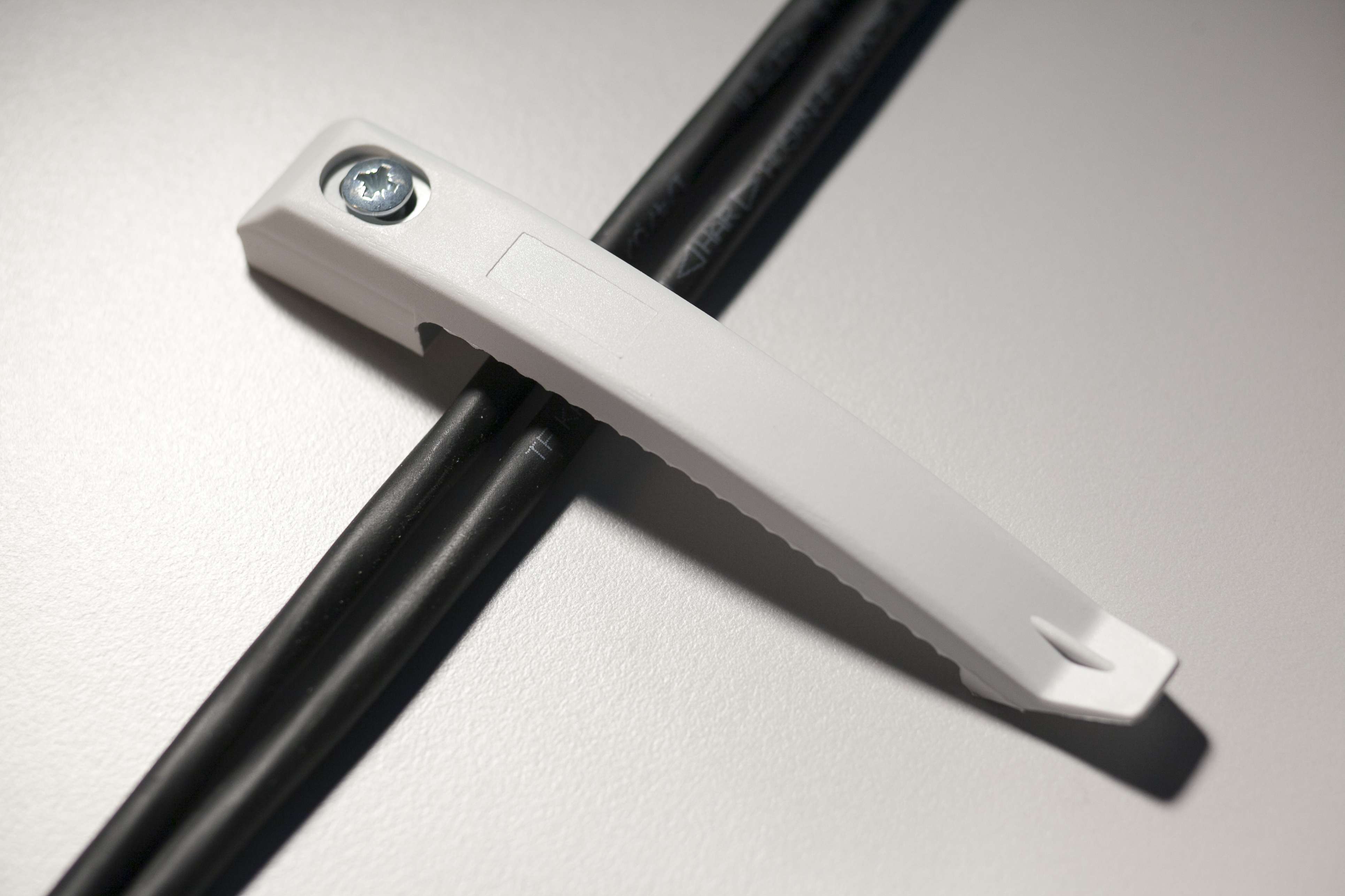 Set mit 5 Kabelklemmen und Schrauben