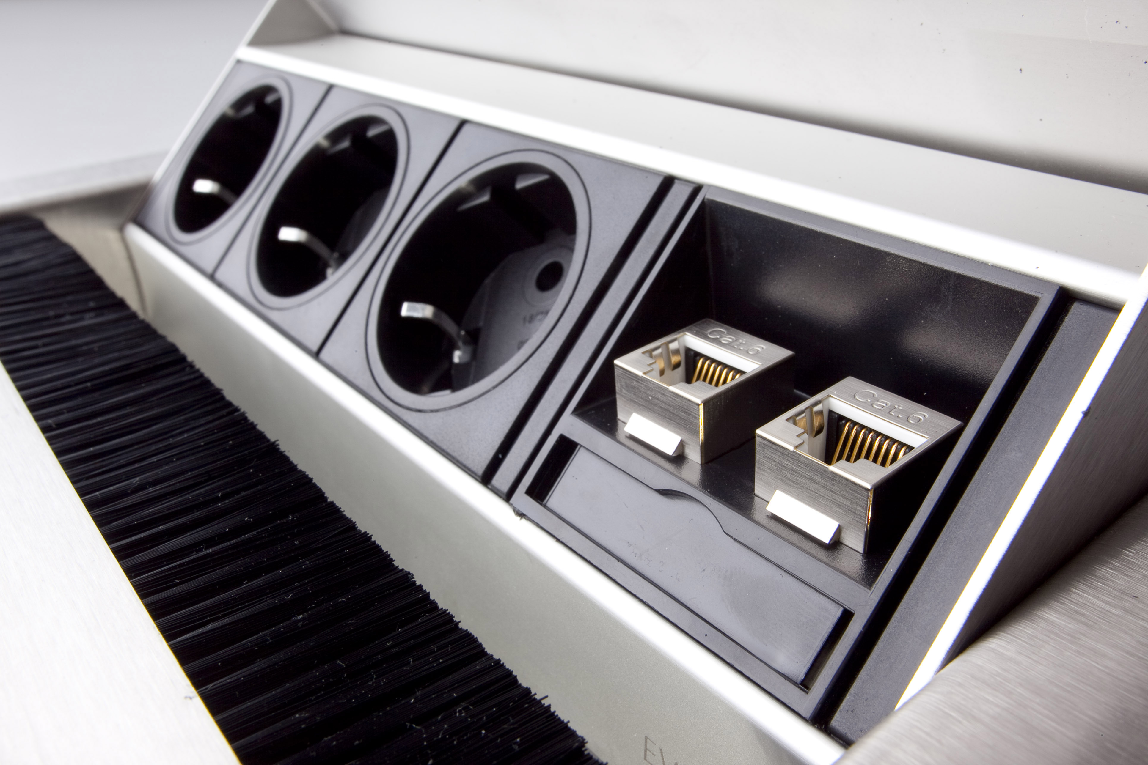 Steckdosenl. 3xStrom, 2xNetzw., ohne Fräsung