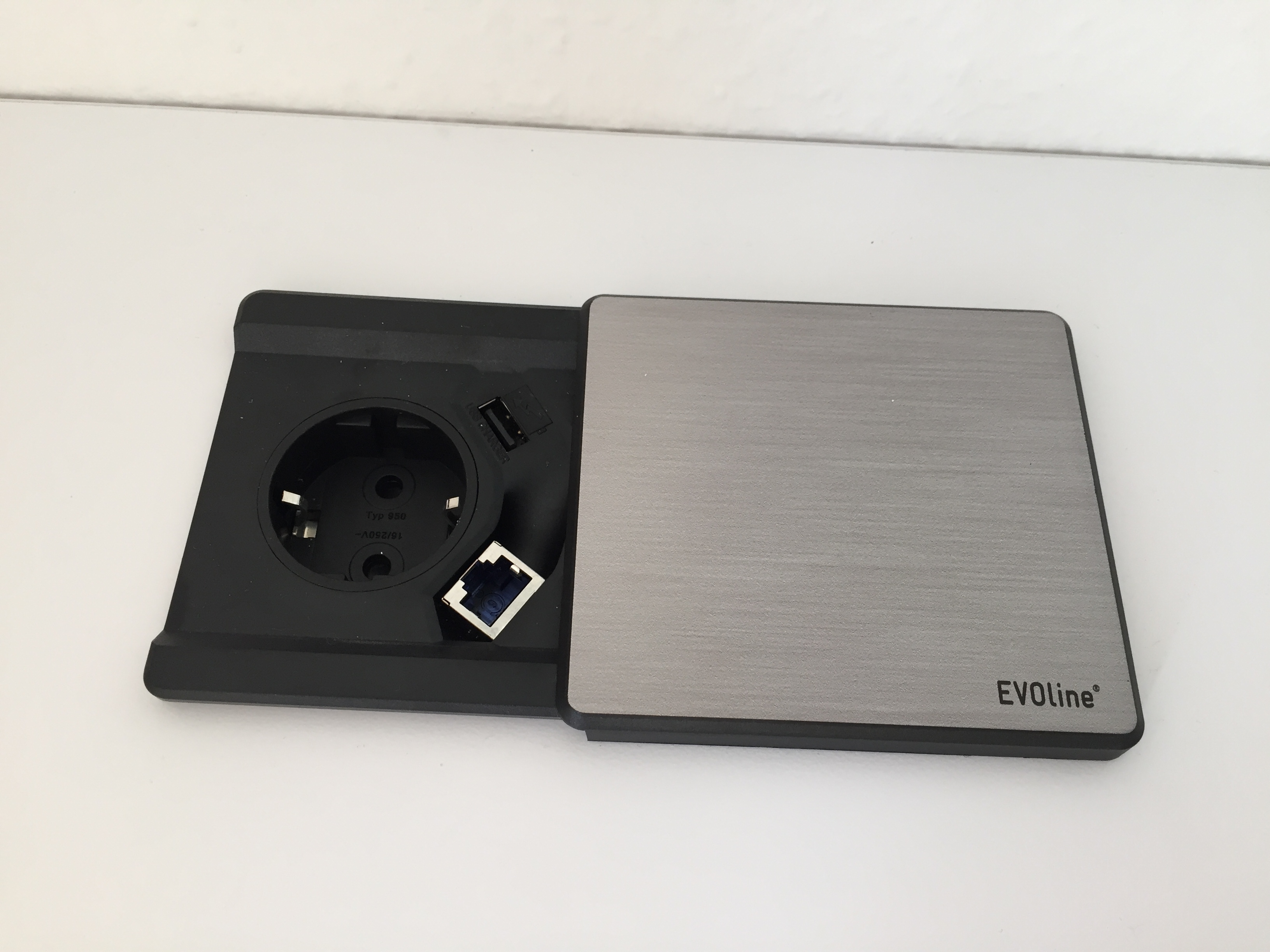 Steckdose 1xStecker, 2xUSB, 1xRJ45