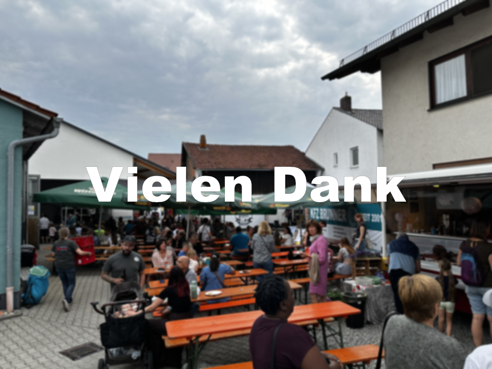 Panoramaaufnahme der Essenbacher Mittelstraße beim Mittelstraßenfest 2026 mit Schriftzug Vielen Dank